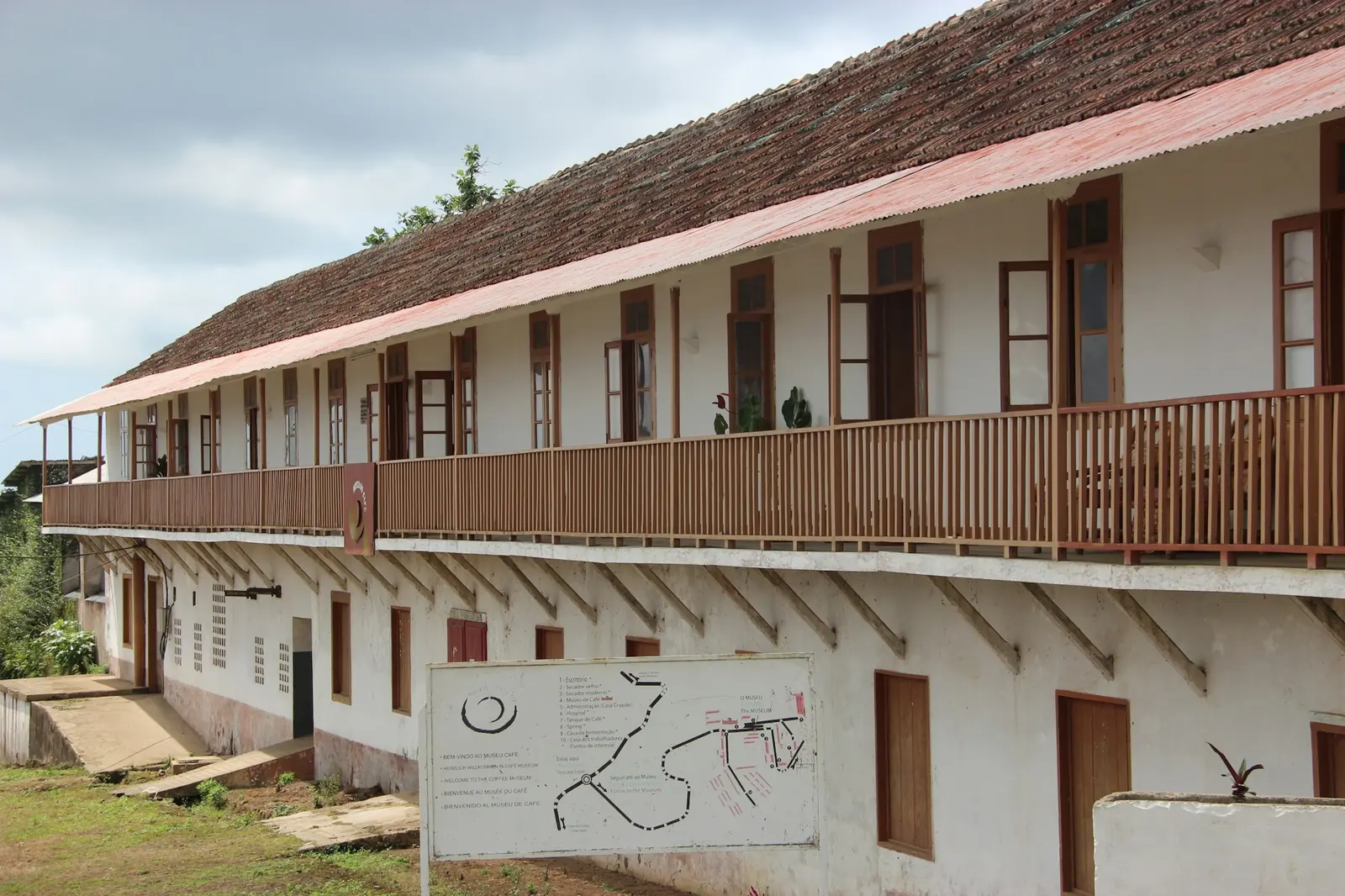 A colonial building with a wooden balcony in São Tomé